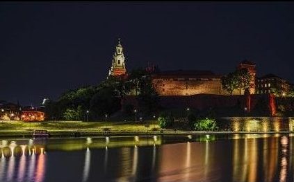 Sightseeing Krakow-view on Wistula River and Wawel Castle.