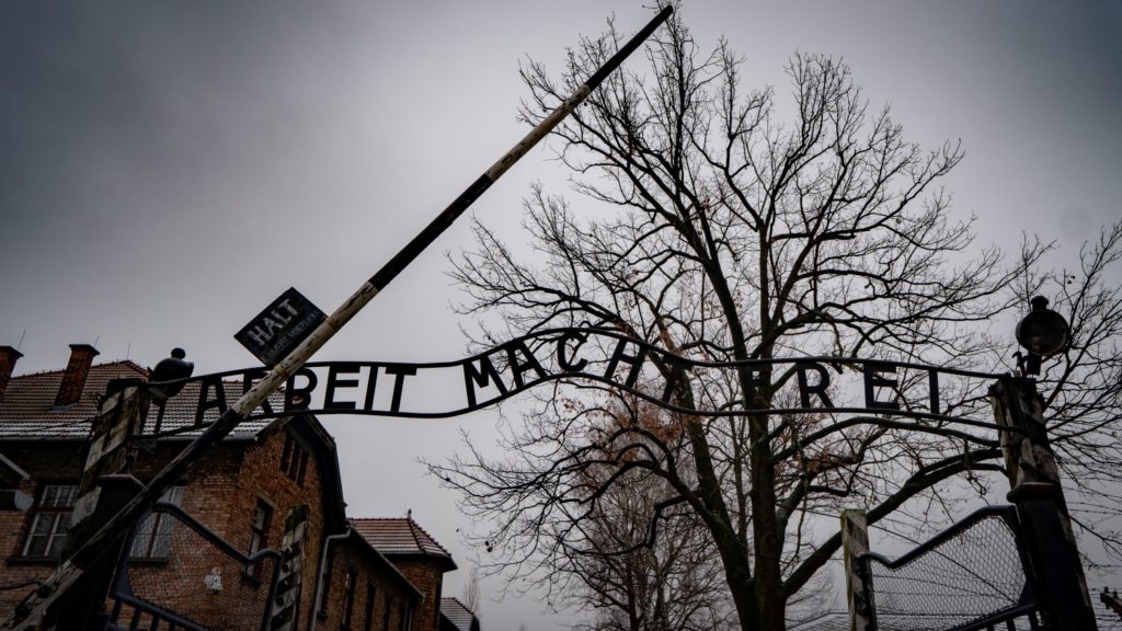 Auschwitz entrance gate arbeit macht frei