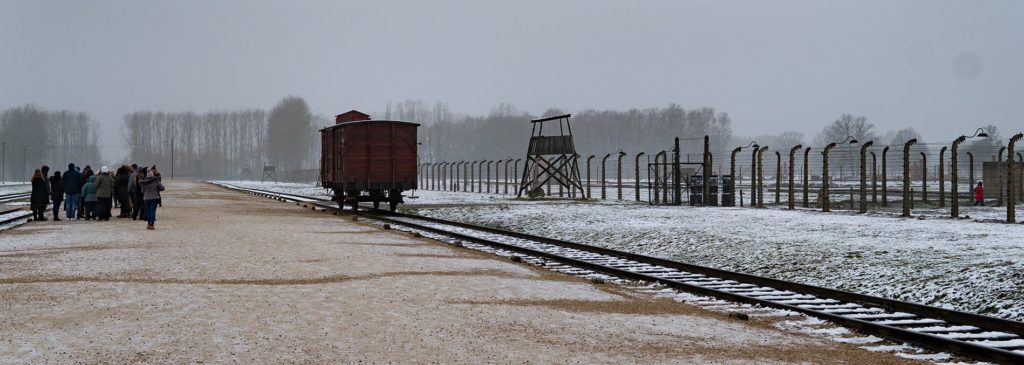 Auschwitz pictures - birkenau gate 